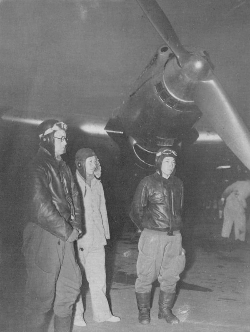 Составитель тактико-технических требований к самолету Ki-46 майор Юзо Фудзита – на снимке крайний слева